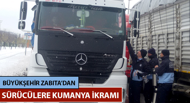 Büyükşehir Zabıta Yolda Kalan Sürücülere Kumanya İkram Etti